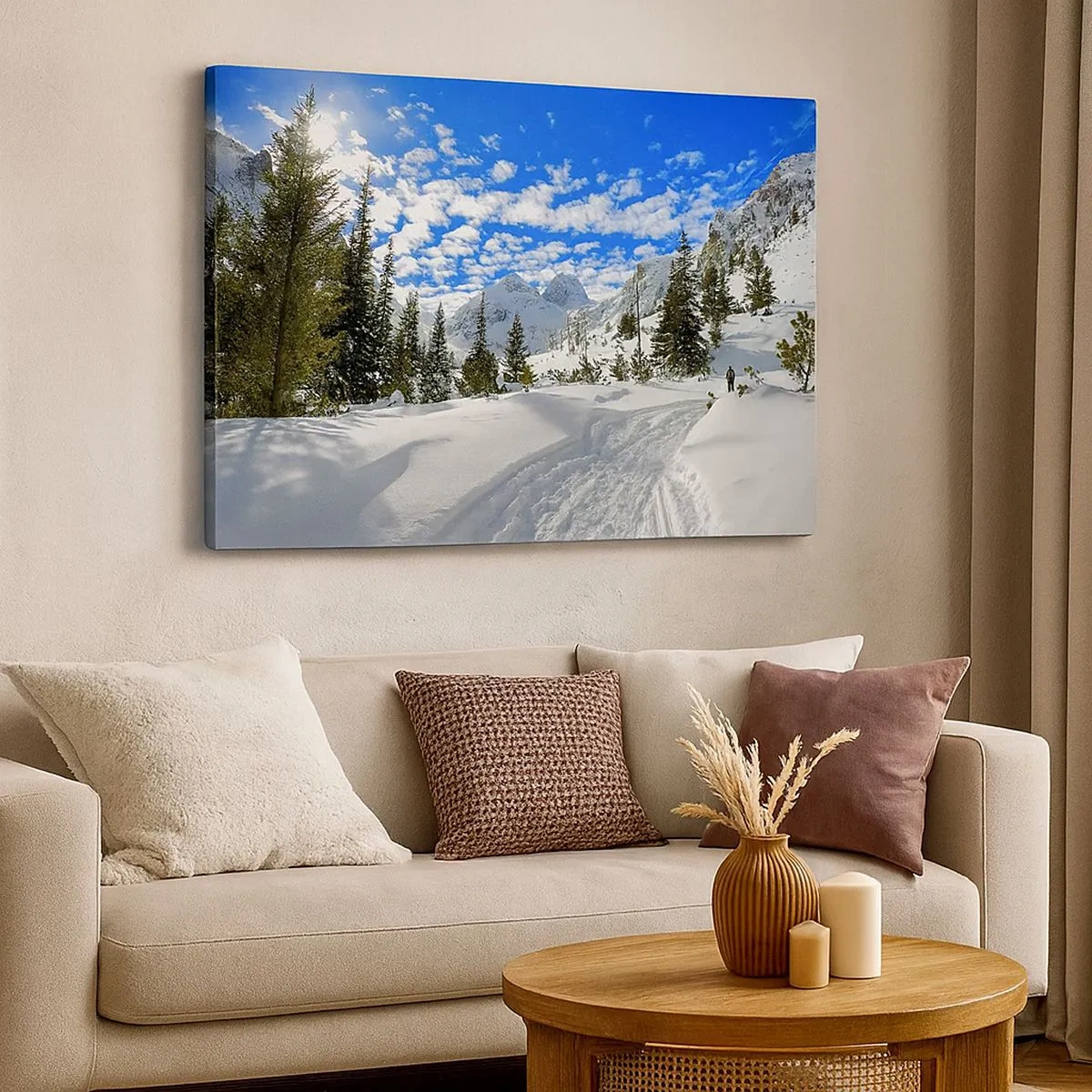 Quadro em tela - Paisagem de montanha de inverno com uma floresta e um caminho na neve - 70x50cm - Na neve e ao sol - Decoração de parede moderna para a sala de estar e quarto ARTTOR