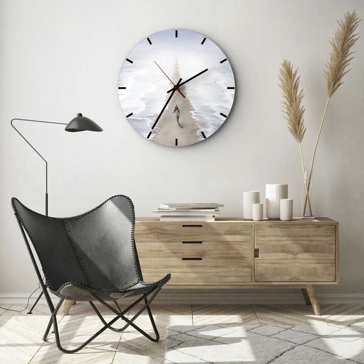 Relógio de parede - Relógio em vidro - Uma figura caminhando sozinha pela água em um caminho arenoso em direção ao horizonte. - 30x30cm - Um futuro brilhante - Decoração de parede moderna para a sala de estar, cozinha e quarto ARTTOR