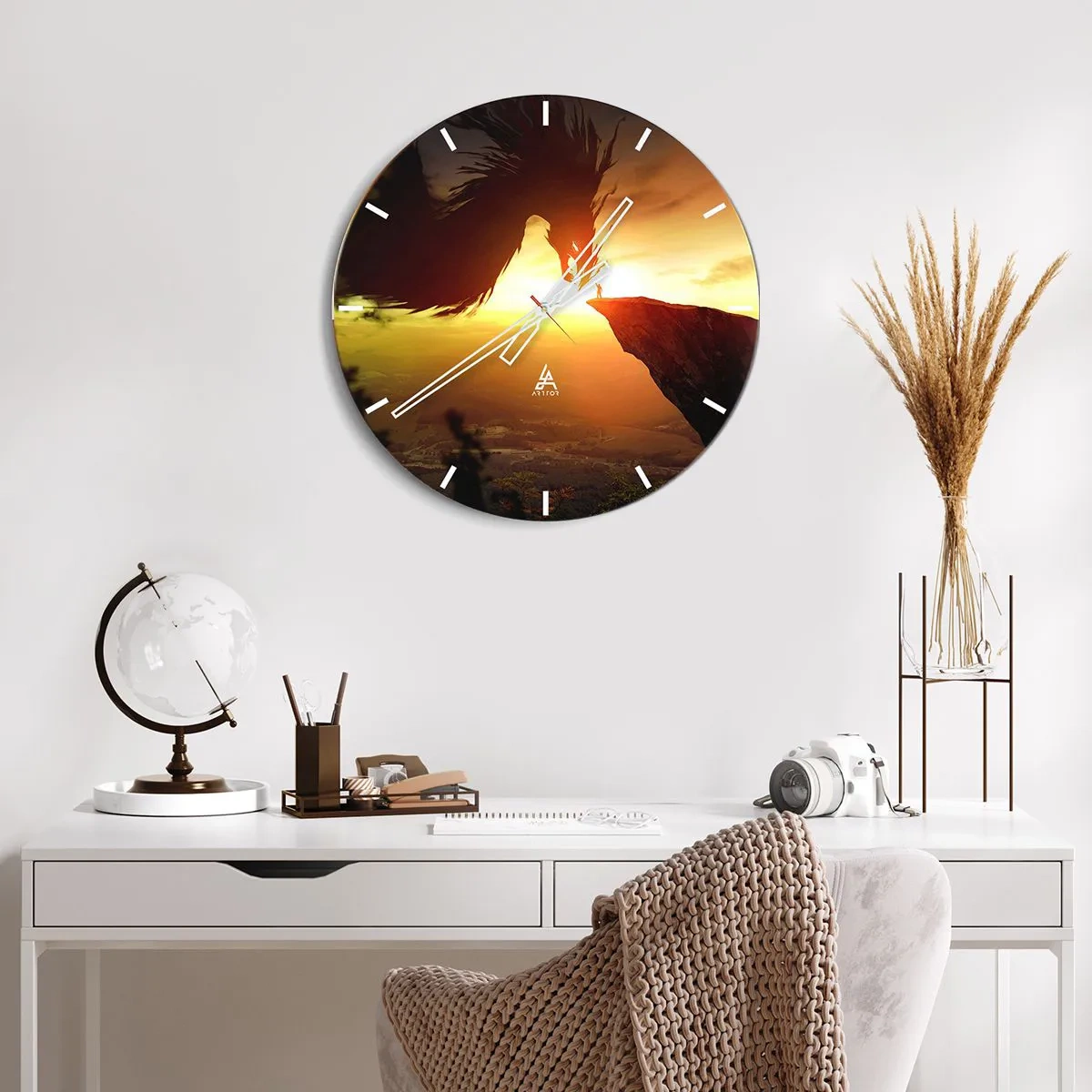 Relógio de parede - Relógio em vidro - Um guerreiro em um penhasco enfrentando um enorme dragão no pôr do sol - 30x30cm - O matador de dragões - Decoração de parede moderna para a sala de estar, cozinha e quarto ARTTOR