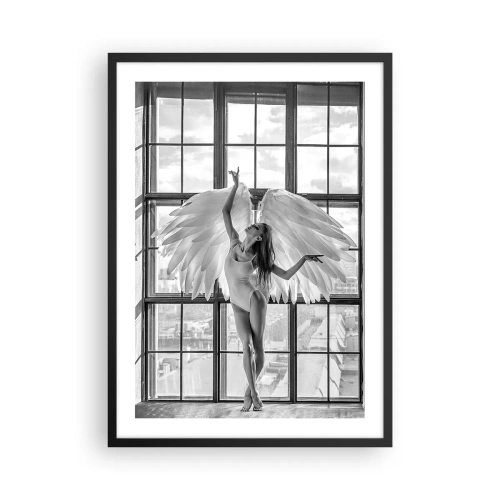 Pôster com moldura preta - Uma figura com asas de anjo contra o fundo de uma janela - 50x70cm - Cidade dos Anjos? - Decoração de parede moderna para a sala de estar e quarto ARTTOR