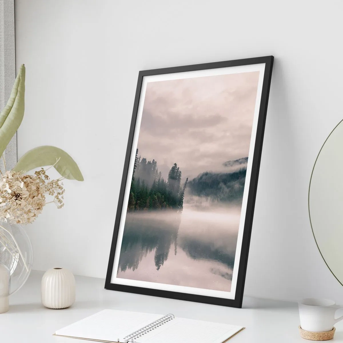 Pôster com moldura preta - Uma floresta enevoada refletida na superfície calma do lago - 50x70cm - Em devaneio, na névoa - Decoração de parede moderna para a sala de estar e quarto ARTTOR