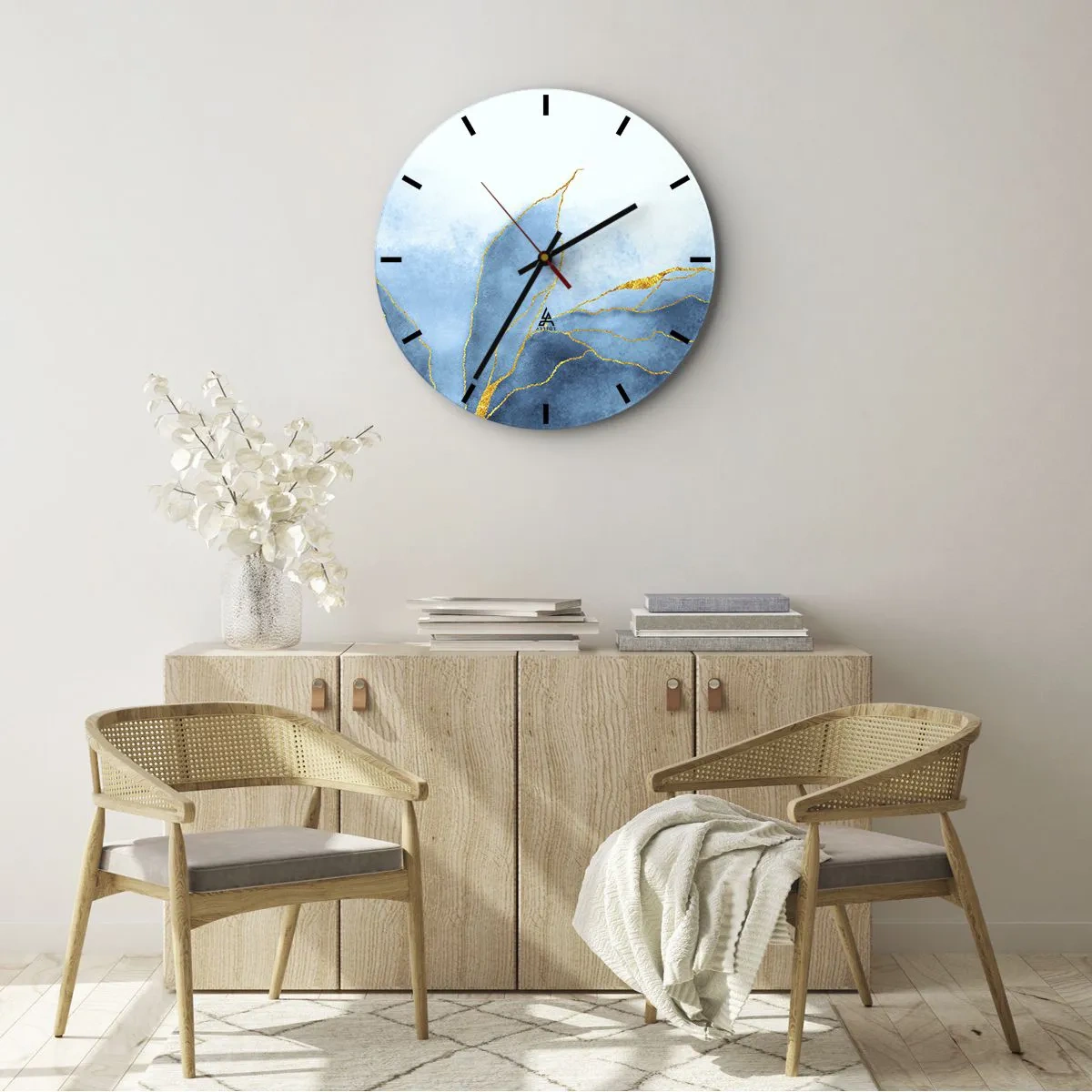 Relógio de parede - Relógio em vidro - Montanhas azuis abstratas com linhas douradas em um fundo claro - 30x30cm - Azul dourado - Decoração de parede moderna para a sala de estar, cozinha e quarto ARTTOR