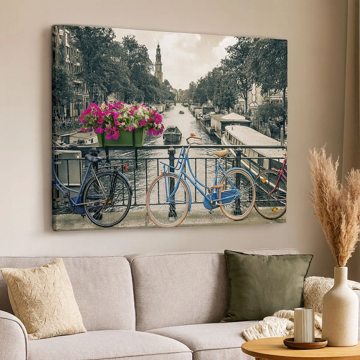 Quadro em tela - Uma ponte com bicicletas e flores sobre um canal em Amsterdã - 70x50cm - Cores da rua de Amsterdã - Decoração de parede moderna para a sala de estar e quarto ARTTOR