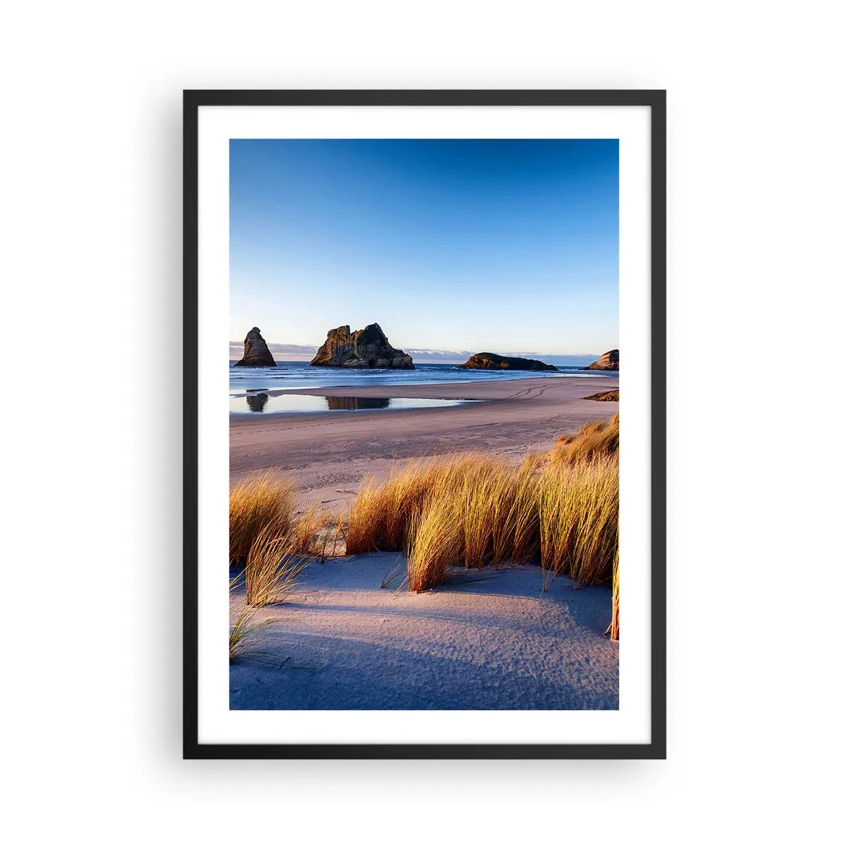 Pôster com moldura preta - Uma praia pitoresca com grama e pedras tendo como pano de fundo um oceano calmo - 50x70cm - Para quem busca a paz - Decoração de parede moderna para a sala de estar e quarto ARTTOR