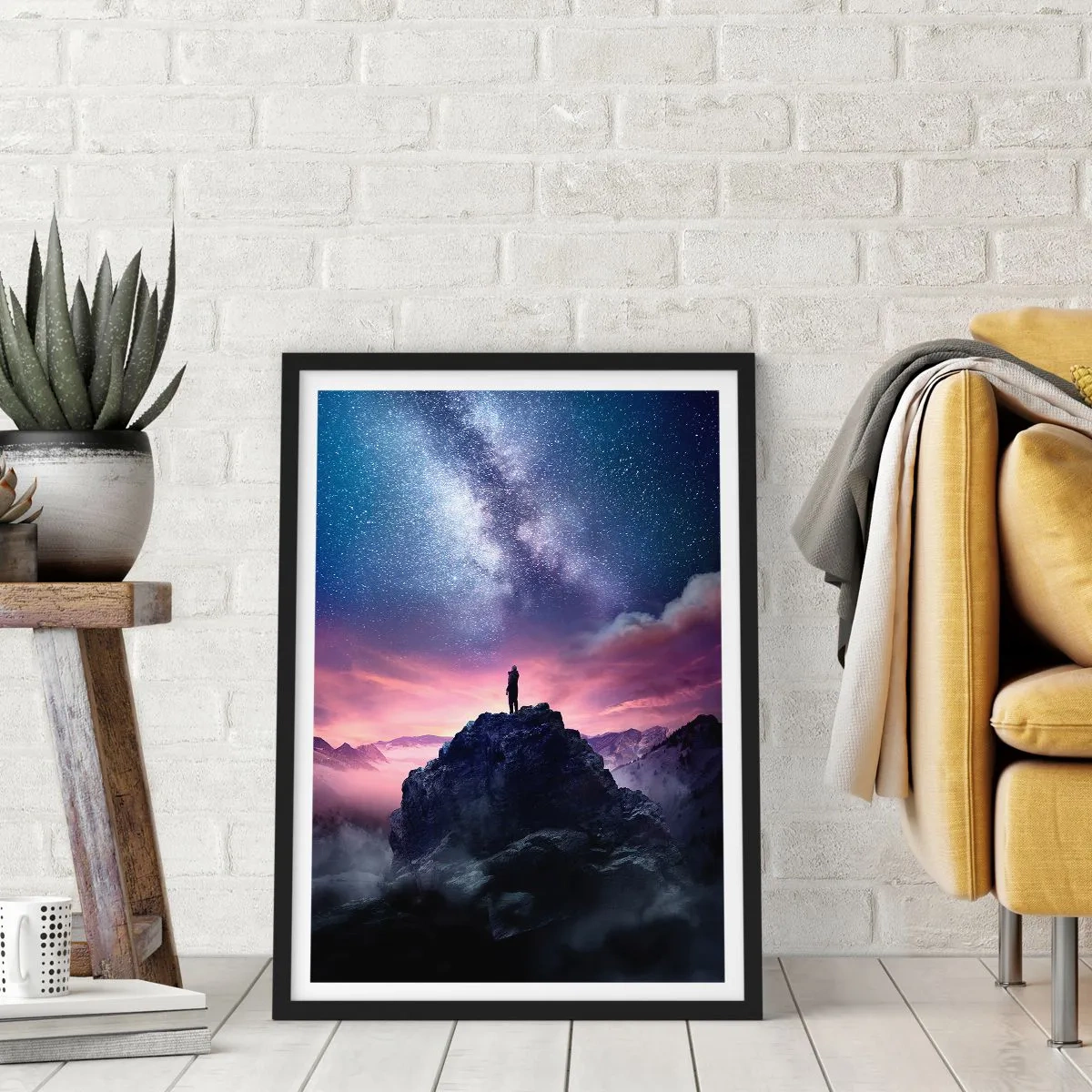 Pôster com moldura preta - Silhueta de uma pessoa no topo de uma montanha sob um céu estrelado - 50x70cm - E sentiu a vida - Decoração de parede moderna para a sala de estar e quarto ARTTOR