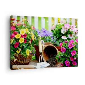 Quadro em tela - Flores coloridas em vasos com ferramentas de jardinagem sobre a mesa - 70x50cm - Jardim da Joana - Decoração de parede moderna para a sala de estar e quarto ARTTOR
