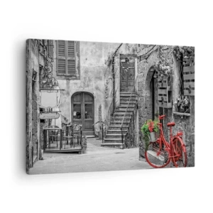 Quadro em tela - Uma bicicleta vermelha em uma rua preta e branca - 70x50cm - Beco da Toscana - Decoração de parede moderna para a sala de estar e quarto ARTTOR