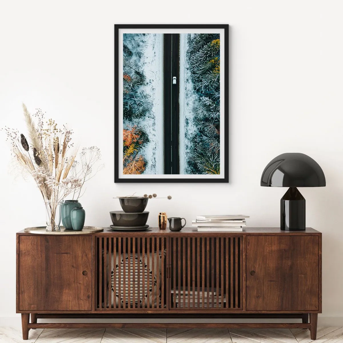 Pôster com moldura preta - Uma vista aérea de uma floresta de inverno com uma estrada e um único carro - 50x70cm - Cortar a floresta no inverno - Decoração de parede moderna para a sala de estar e quarto ARTTOR