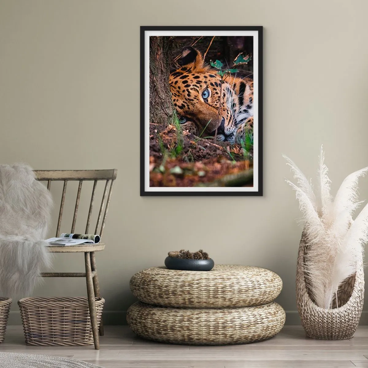 Pôster com moldura preta - Um leopardo reclinado com olhos azuis intensos - 50x70cm - Confie em mim - Decoração de parede moderna para a sala de estar e quarto ARTTOR