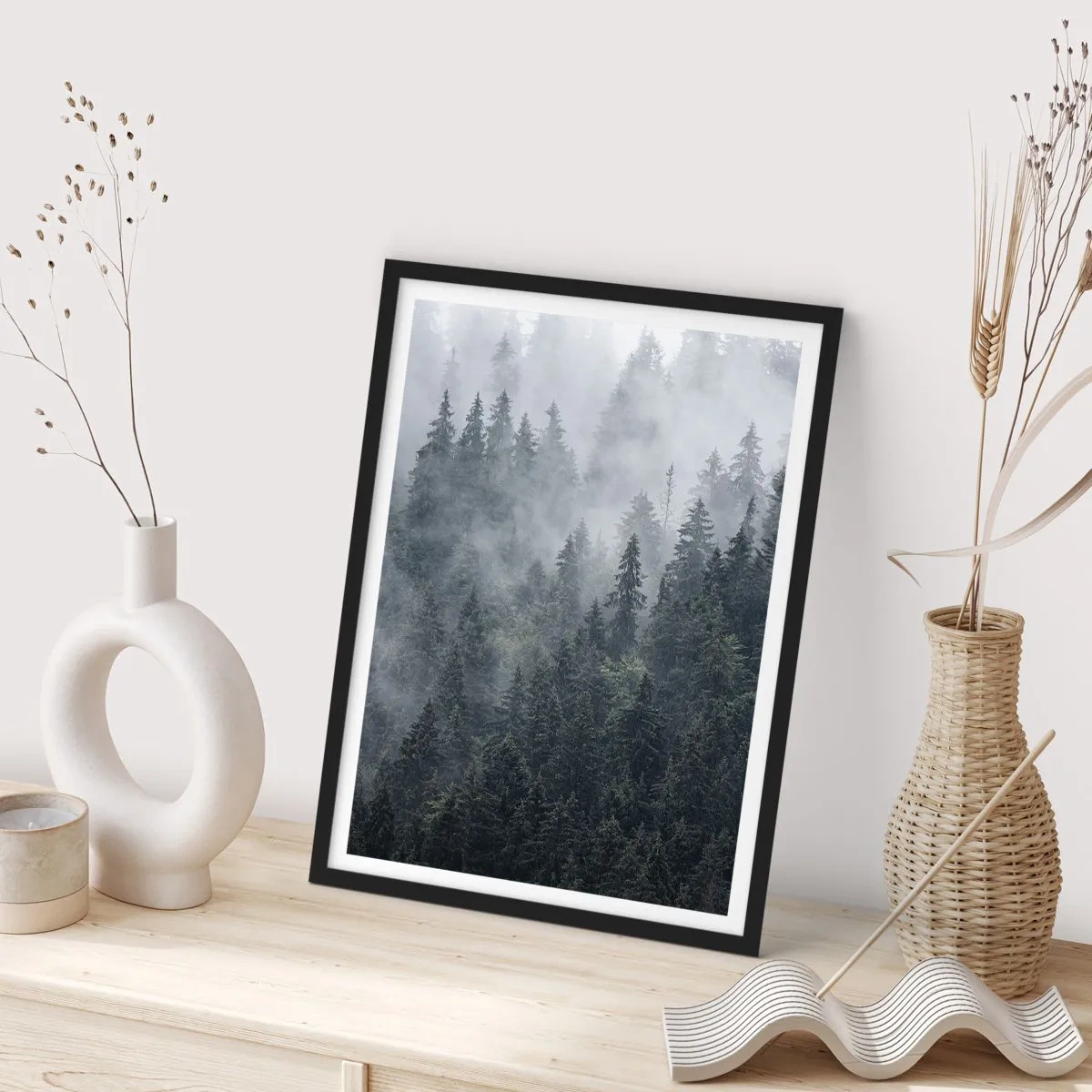 Pôster com moldura preta - Uma floresta enevoada com altas árvores coníferas - 50x70cm - O amanhecer da floresta - Decoração de parede moderna para a sala de estar e quarto ARTTOR