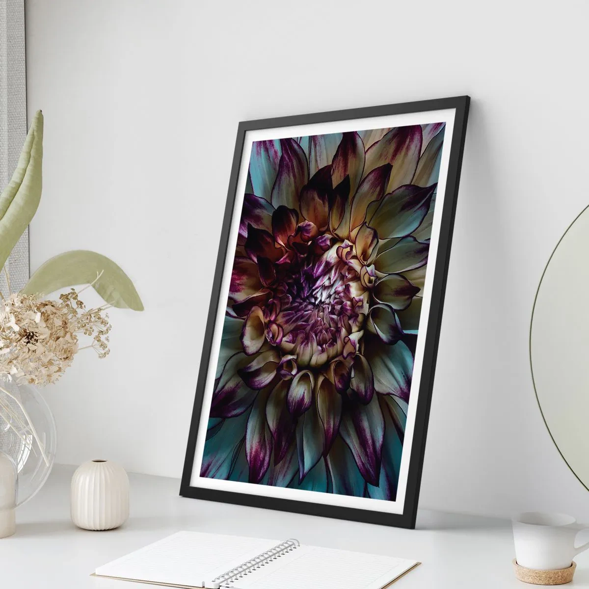 Pôster com moldura preta - Macrofotografia de dálias escuras em tons de roxo e dourado - 50x70cm - O florescimento da juventude - Decoração de parede moderna para a sala de estar e quarto ARTTOR