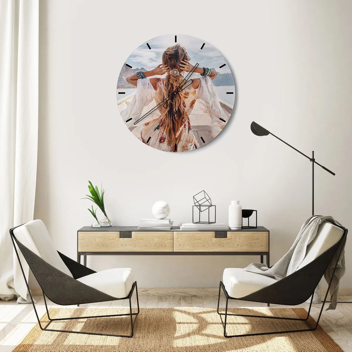 Relógio de parede - Relógio em vidro - Mulher em um barco com cabelo solto no estilo boho - 30x30cm - A caminho da felicidade - Decoração de parede moderna para a sala de estar, cozinha e quarto ARTTOR