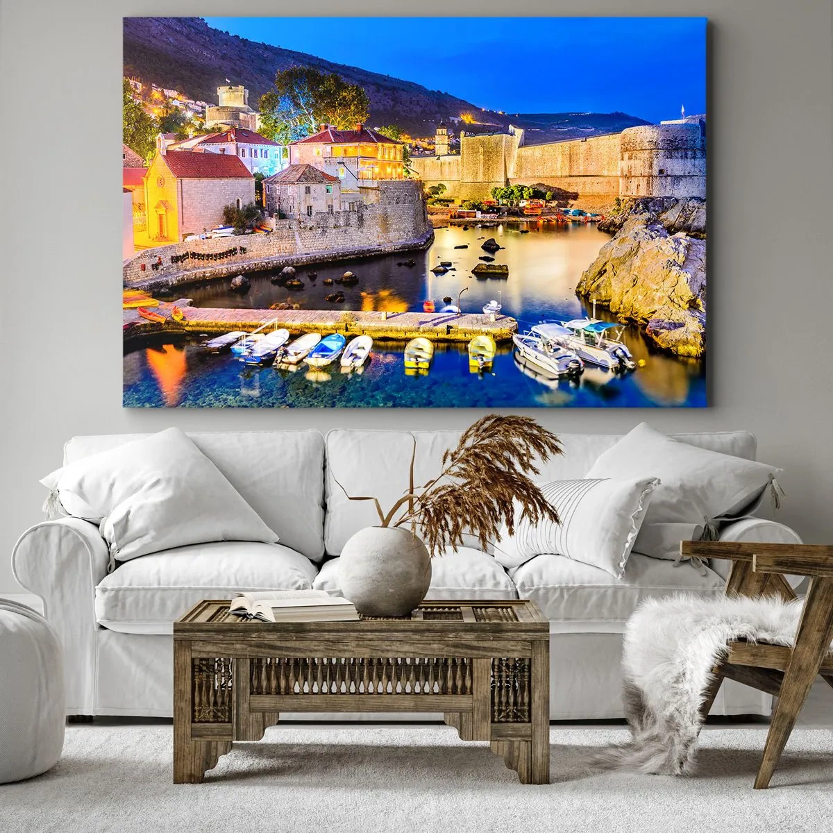 Quadro em tela - Um porto pitoresco à noite com edifícios iluminados - 70x50cm - Uma noite bem iluminada no Adriático - Decoração de parede moderna para a sala de estar e quarto ARTTOR
