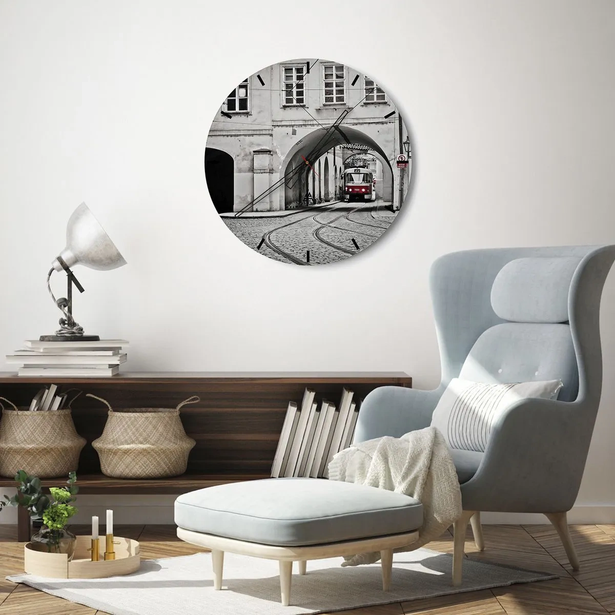 Relógio de parede - Relógio em vidro - Um bonde passando por um arco em estilo monocromático. - 30x30cm - Através do labirinto urbano - Decoração de parede moderna para a sala de estar, cozinha e quarto ARTTOR