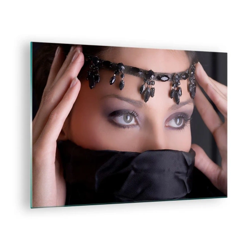Quadro em vidro - Um rosto de mulher com uma tiara ornamentada e um olhar intenso - 70x50cm - Mistério tentador do oriente - Decoração de parede moderna para a sala de estar e quarto ARTTOR