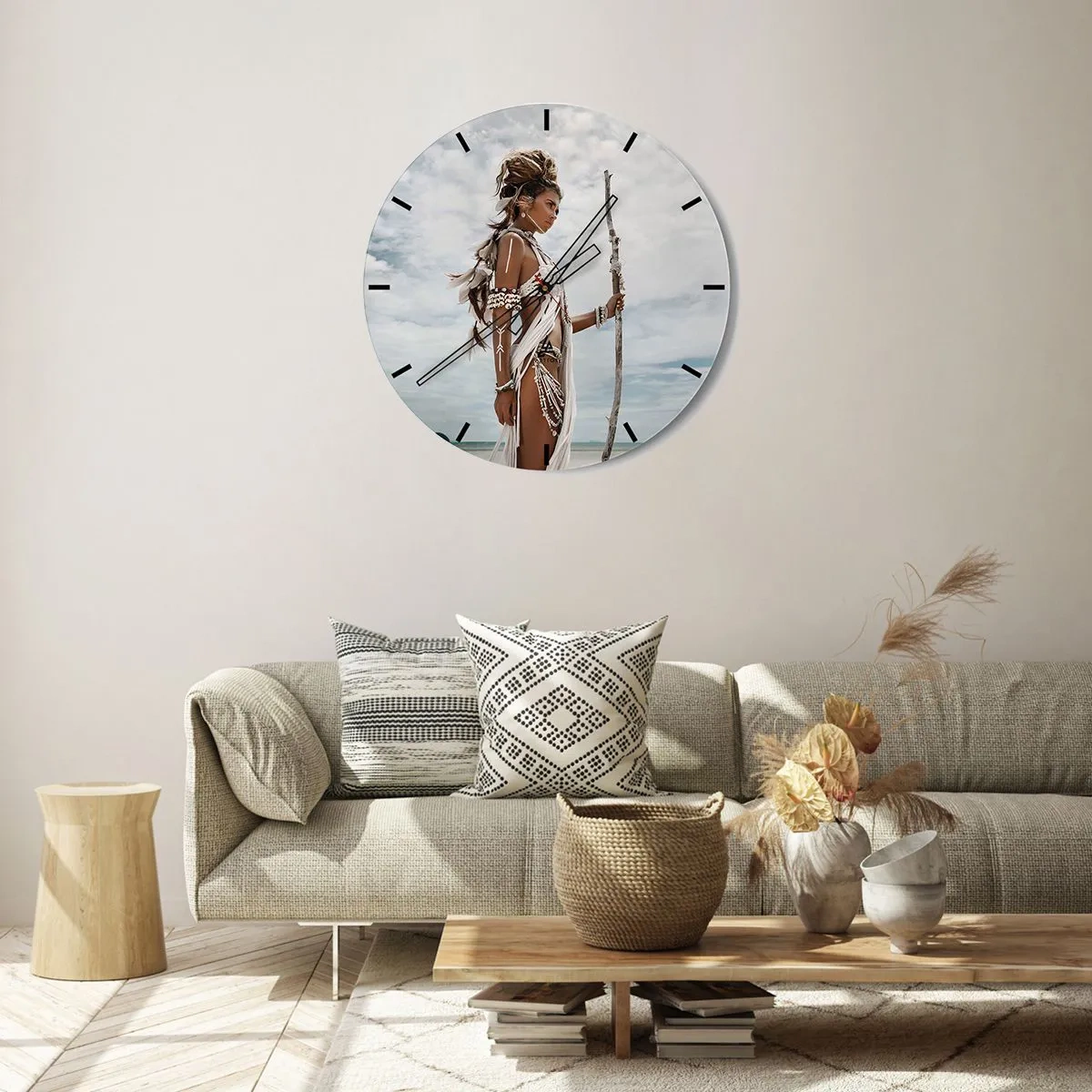 Relógio de parede - Relógio em vidro - Retrato de uma mulher com decorações étnicas contra o céu - 30x30cm - Rainha dos trópicos - Decoração de parede moderna para a sala de estar, cozinha e quarto ARTTOR