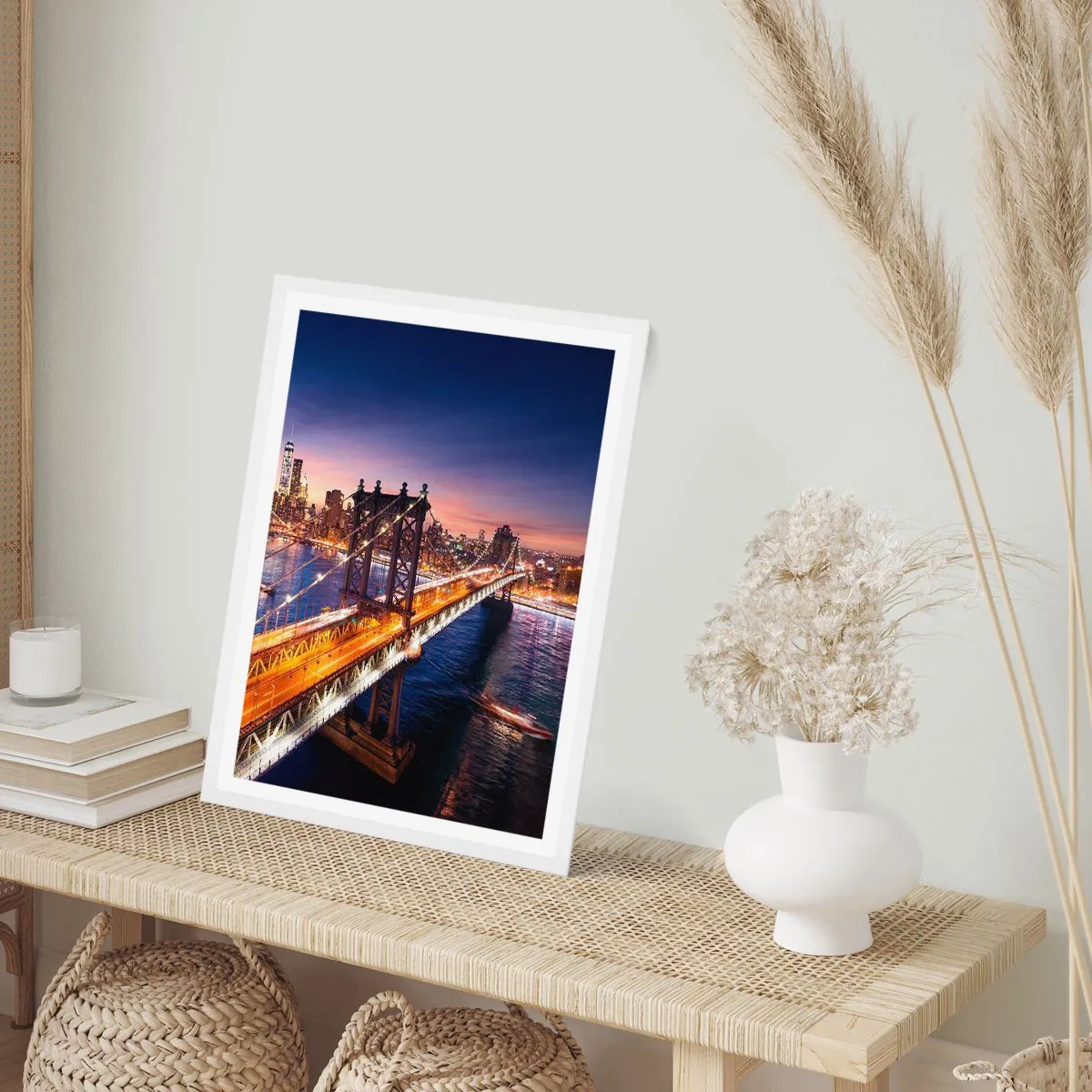 Pôster em moldura branca - Uma ponte luminosa para o coração da cidade - 40x50 cm