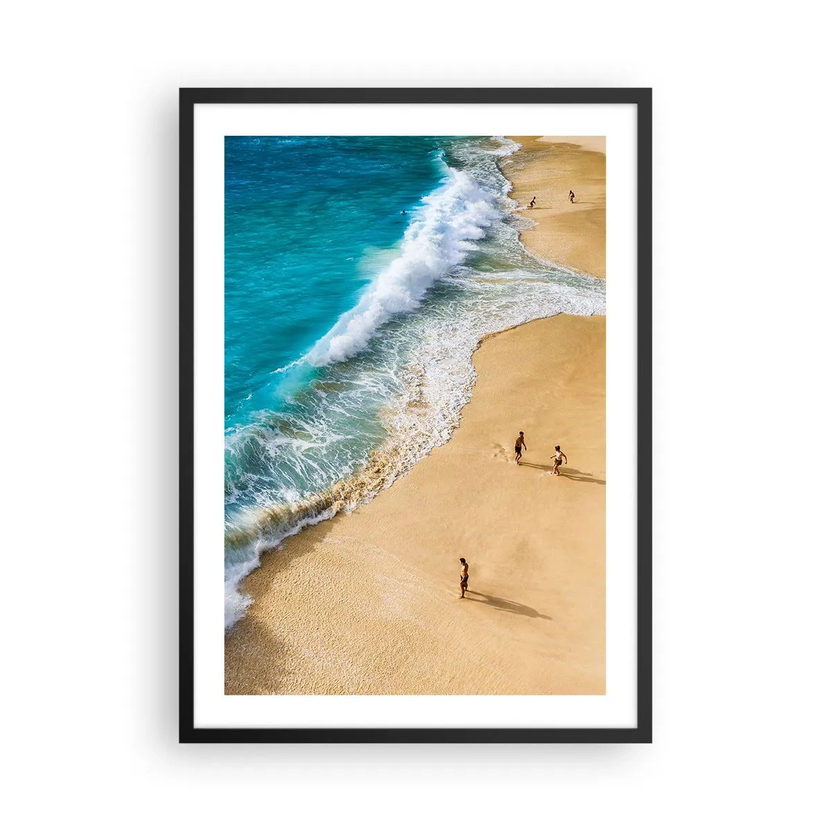 Pôster com moldura preta - Uma praia dourada com ondas turquesa e pessoas caminhando por aí - 50x70cm - E depois o sol, a praia… - Decoração de parede moderna para a sala de estar e quarto ARTTOR