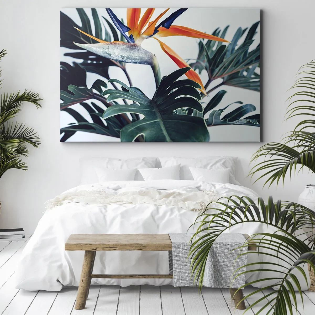 Quadro em tela - Flor de Strelitzia cercada por folhas em luz brilhante - 70x50cm - Arbusto de passarinho - Decoração de parede moderna para a sala de estar e quarto ARTTOR