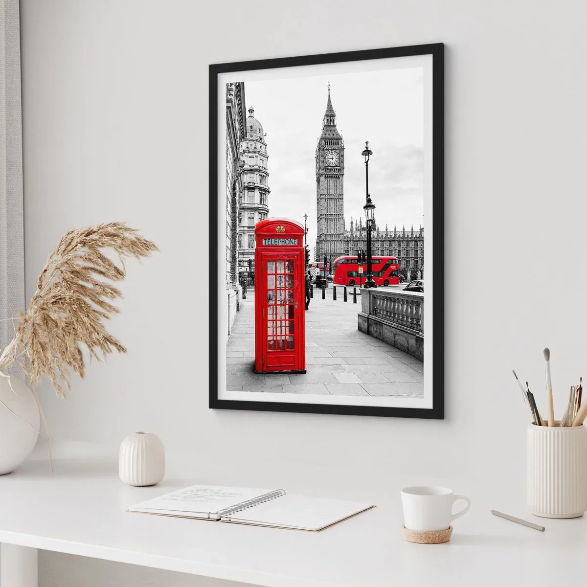 Pôster com moldura preta - Uma cabine telefônica vermelha com o Big Ben e um ônibus ao fundo. - 50x70cm - Sem dúvida, Londres - Decoração de parede moderna para a sala de estar e quarto ARTTOR