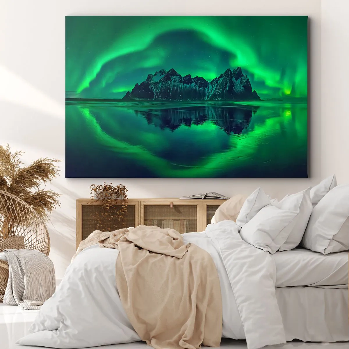 Quadro em tela - Montanhas cercadas pela aurora boreal refletida na água - 70x50cm - Nos braços da aurora - Decoração de parede moderna para a sala de estar e quarto ARTTOR