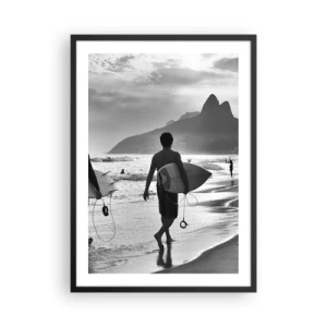 Pôster com moldura preta - Um surfista na praia em uma fotografia em preto e branco - 50x70cm - Samba para uma onda - Decoração de parede moderna para a sala de estar e quarto ARTTOR