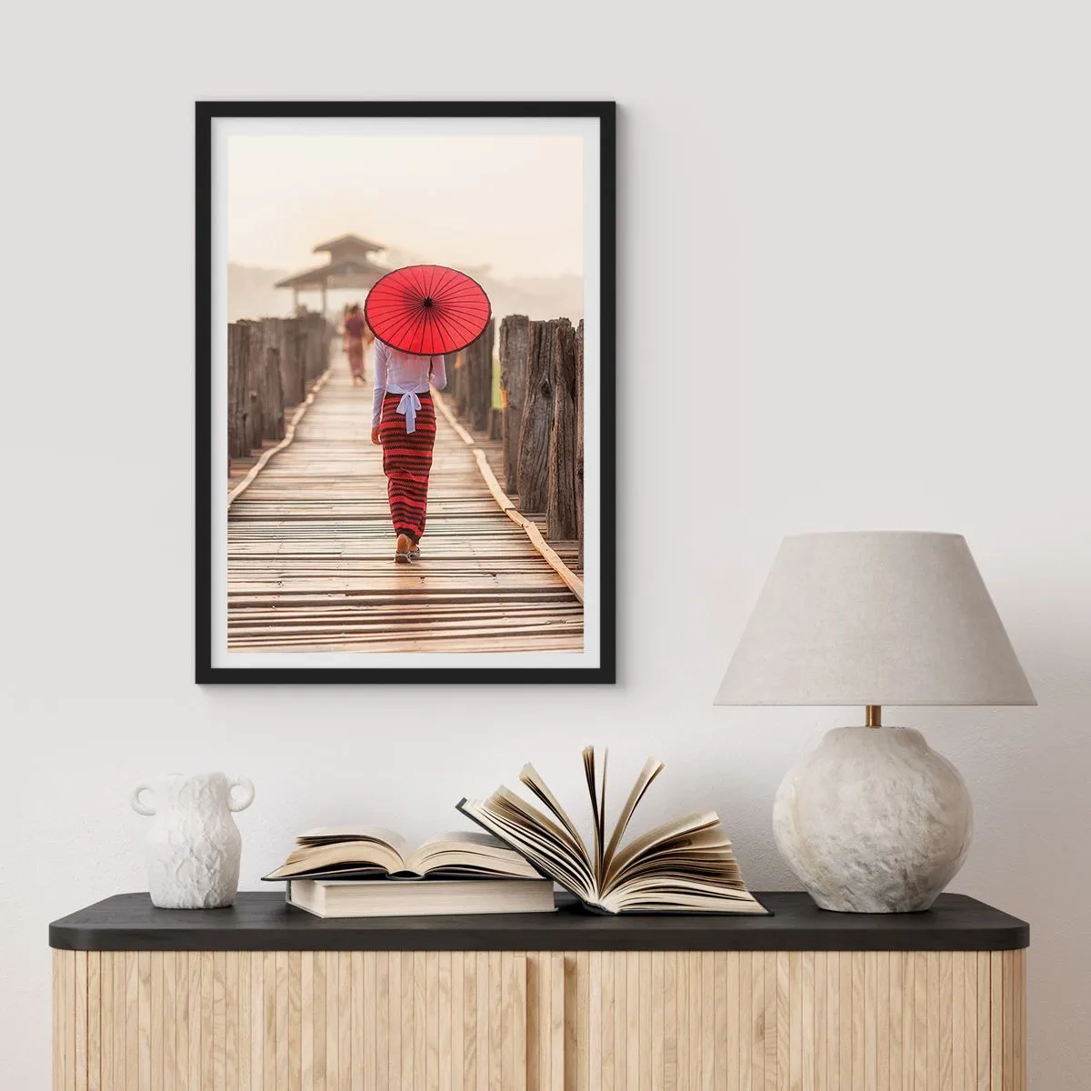 Pôster com moldura preta - Uma mulher com um guarda-chuva vermelho em uma ponte de madeira - 50x70cm - Na ponte velha - Decoração de parede moderna para a sala de estar e quarto ARTTOR