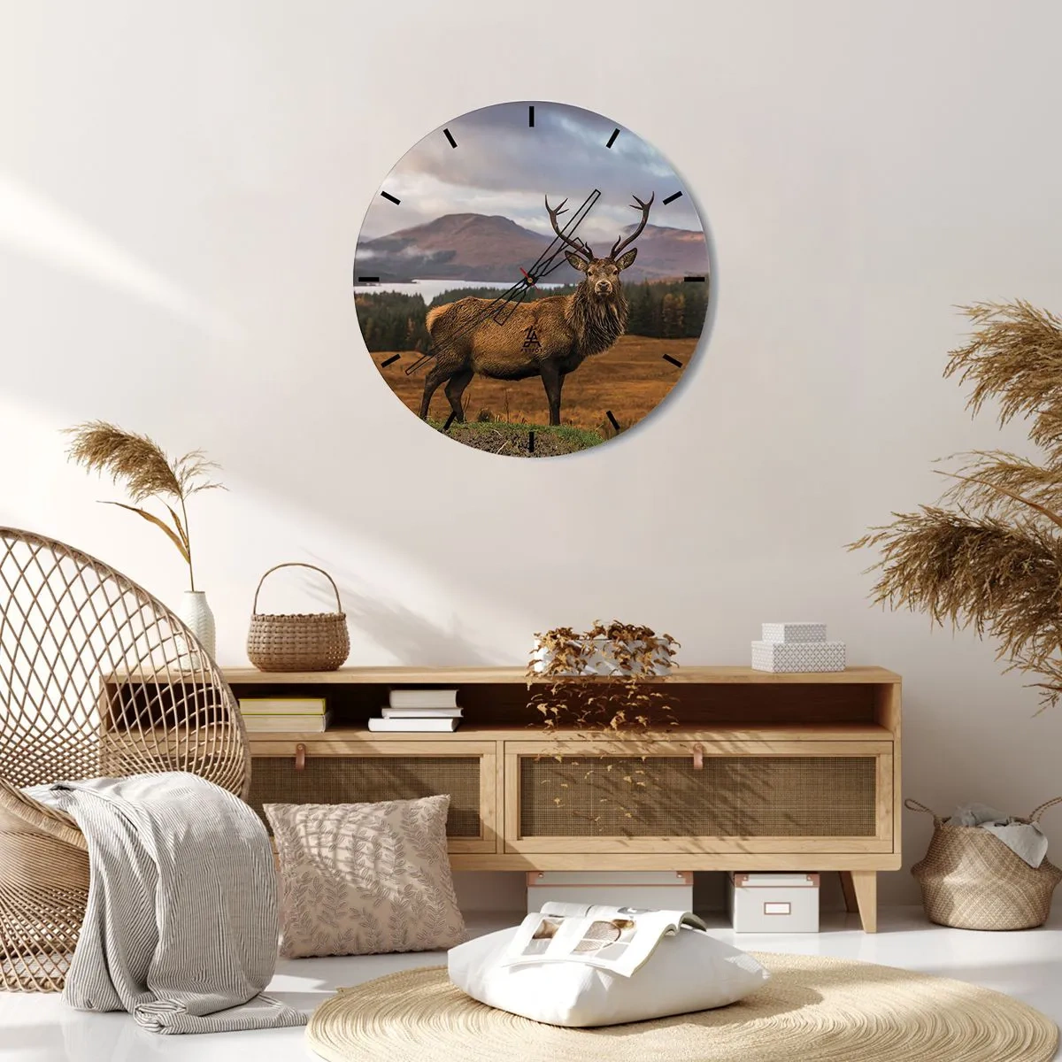 Relógio de parede - Relógio em vidro - Veado em uma paisagem montanhosa com árvores e um lago - 30x30cm - A majestade da natureza - Decoração de parede moderna para a sala de estar, cozinha e quarto ARTTOR