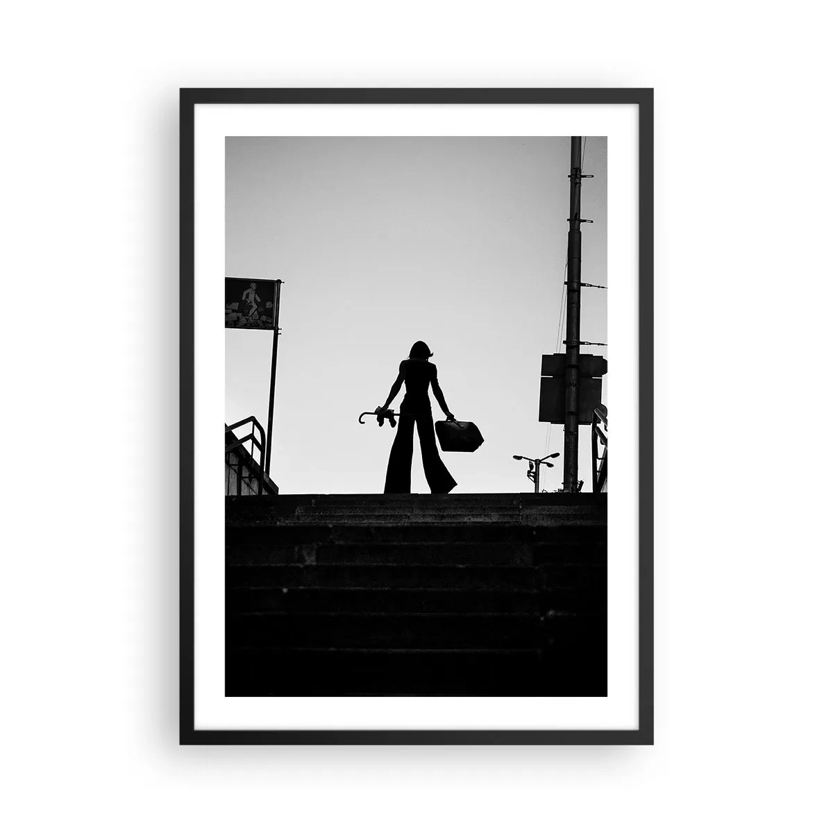 Pôster com moldura preta - Silhueta de uma mulher com uma mala contra o pôr do sol - 50x70cm - Caminhadas urbanas - Decoração de parede moderna para a sala de estar e quarto ARTTOR