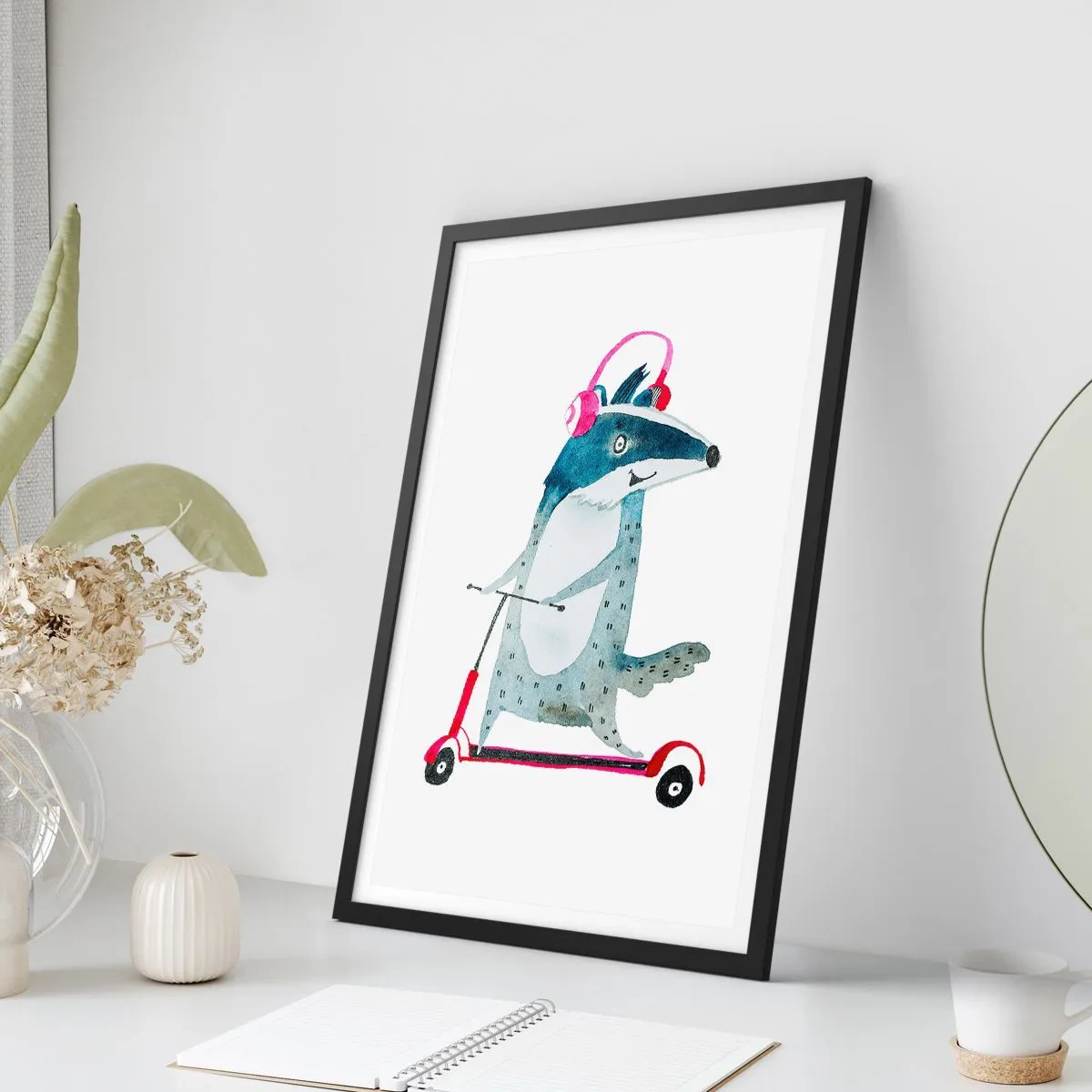 Pôster com moldura preta - Ilustração de um texugo em uma scooter usando fones de ouvido rosa - 50x70cm - A alegria do texugo - Decoração de parede moderna para a sala de estar e quarto ARTTOR