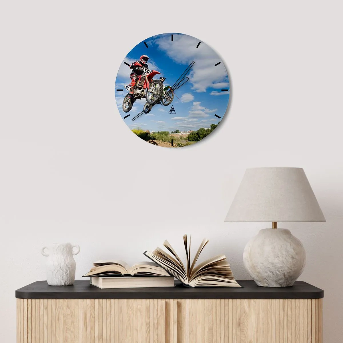 Relógio de parede - Relógio em vidro - Motocross em voo contra o céu - 30x30cm - Salto celeste - Decoração de parede moderna para a sala de estar, cozinha e quarto ARTTOR
