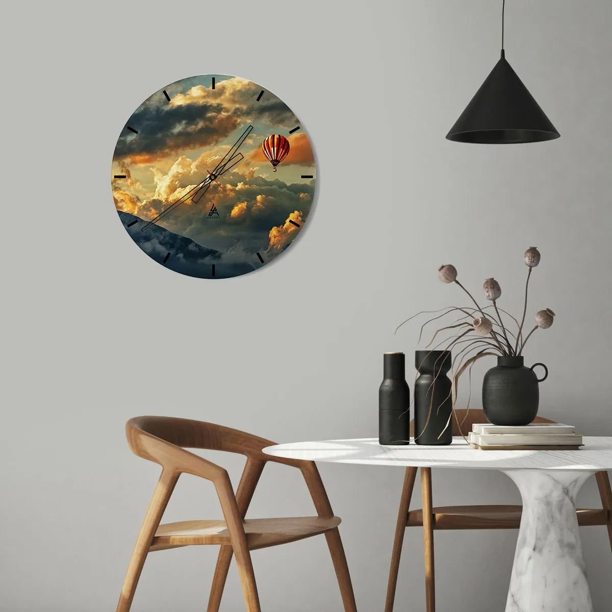 Relógio de parede - Relógio em vidro - Um balão flutuando entre as nuvens ao pôr do sol - 30x30cm - Eu voo porque sou livre - Decoração de parede moderna para a sala de estar, cozinha e quarto ARTTOR