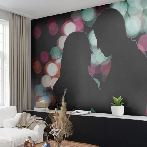 Papel de Parede Standard Eco - Silhuetas de um casal apaixonado contra o fundo de luzes bokeh - 100x70cm - Sim! - Decoração de parede moderna para a sala de estar e quarto ARTTOR