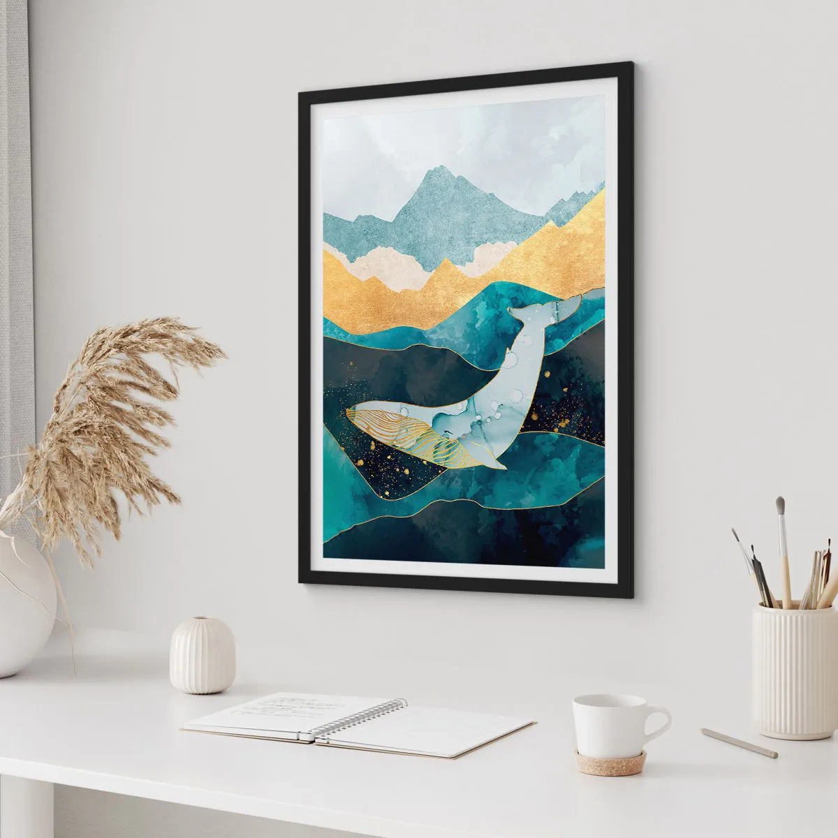 Pôster com moldura preta - Uma baleia abstrata flutuando entre ondas douradas. - 50x70cm - A beleza fresca do norte - Decoração de parede moderna para a sala de estar e quarto ARTTOR