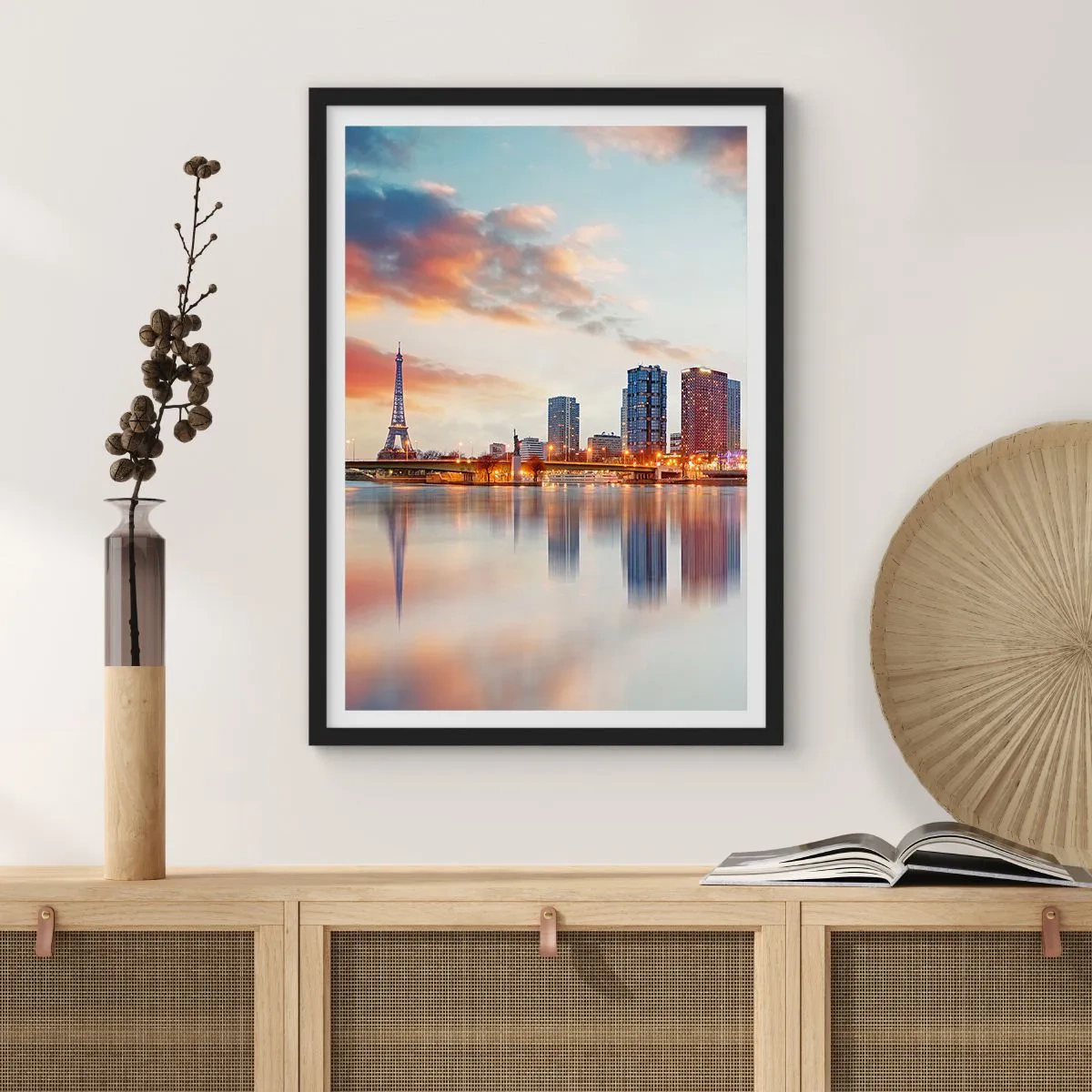 Pôster com moldura preta - Panorama de Paris com a Torre Eiffel ao entardecer - 50x70cm - A tranquilidade monumental de Paris - Decoração de parede moderna para a sala de estar e quarto ARTTOR