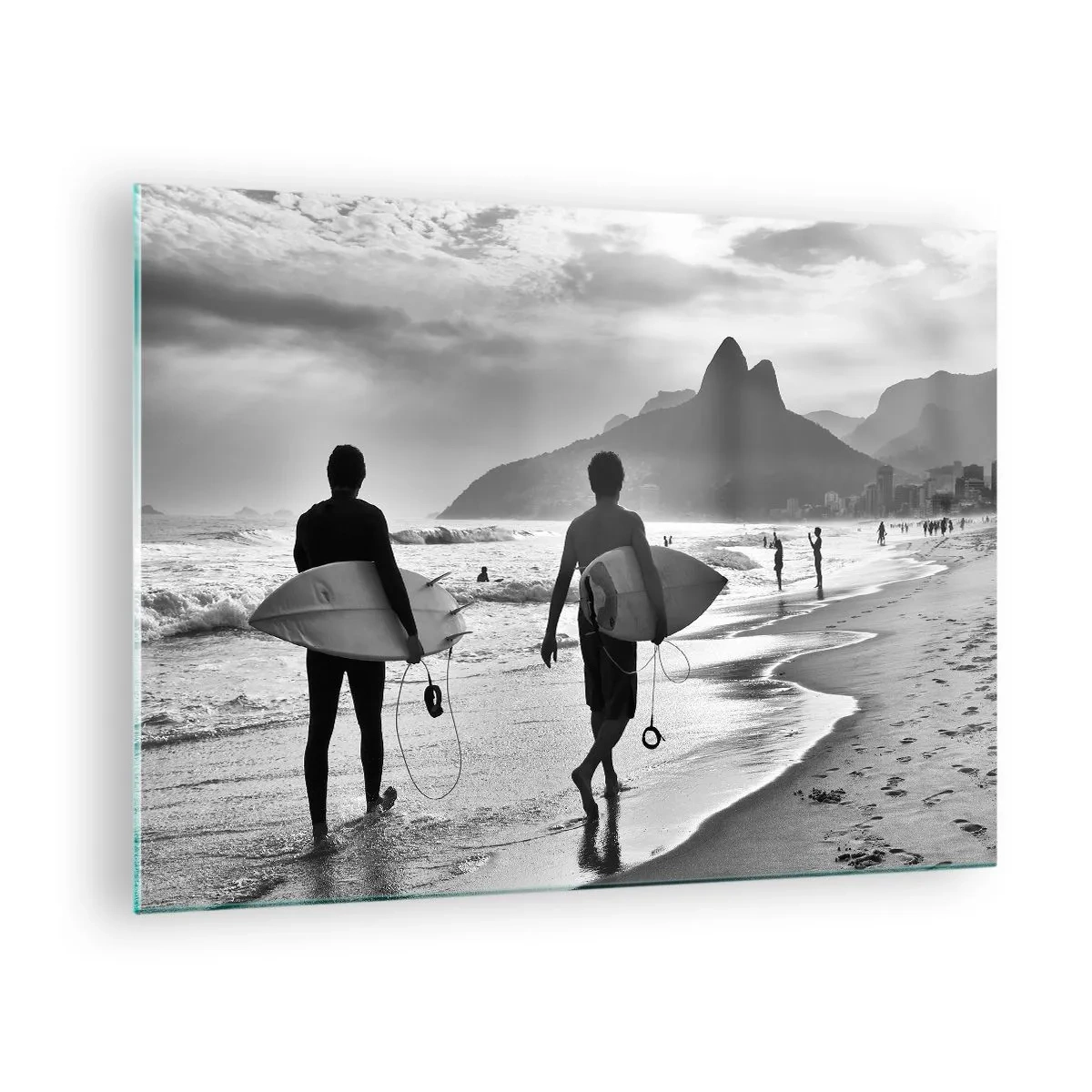 Quadro em vidro - Surfistas na praia com pranchas, composição em preto e branco - 70x50cm - Samba para uma onda - Decoração de parede moderna para a sala de estar e quarto ARTTOR