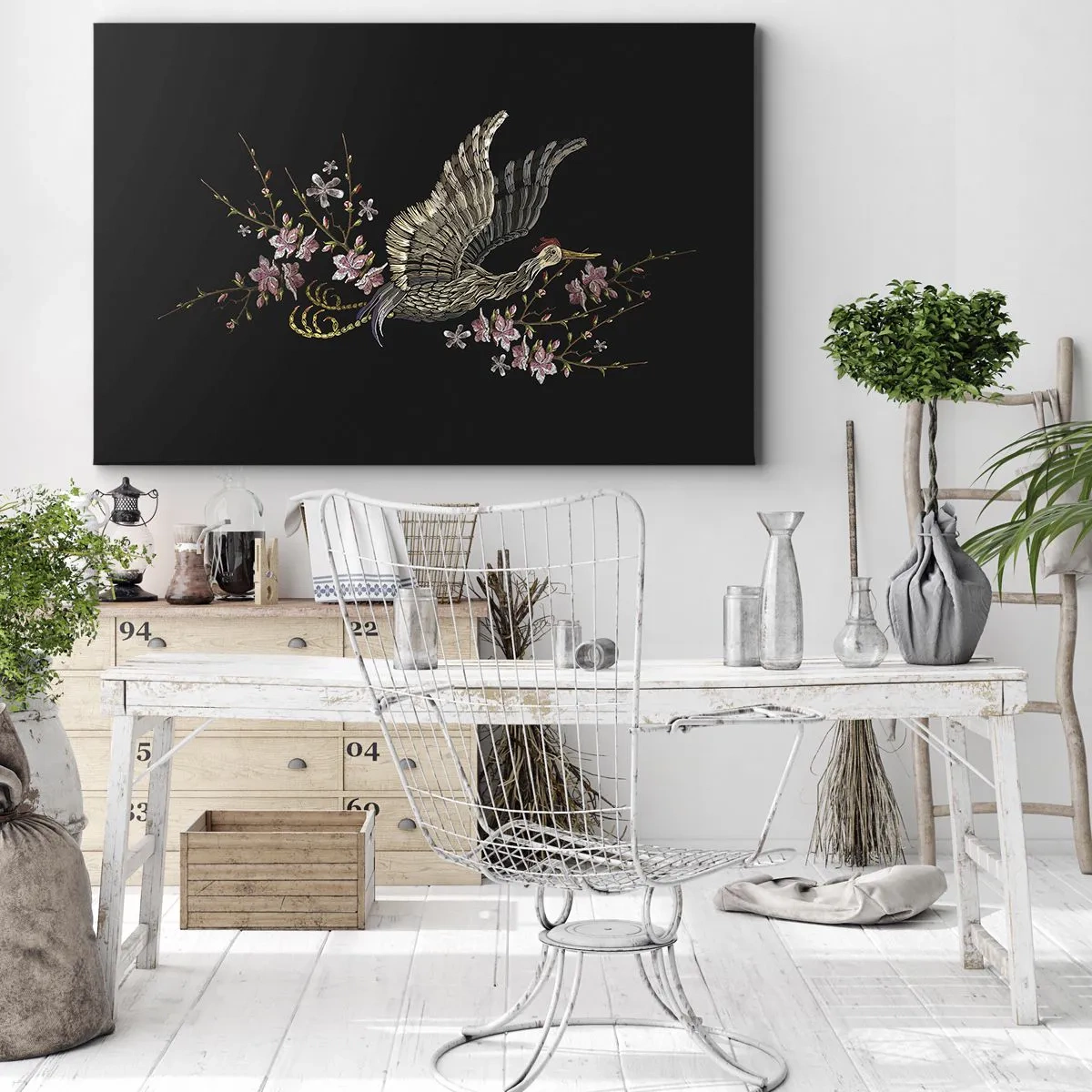 Quadro em tela - Um pássaro em voo com flores em um fundo preto - 70x50cm - Pássaro exótico e bordado - Decoração de parede moderna para a sala de estar e quarto ARTTOR