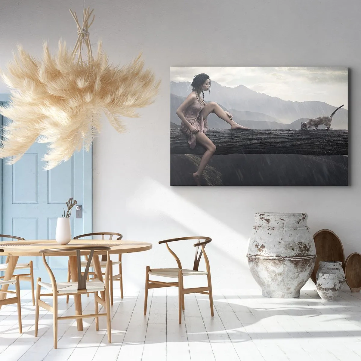 Quadro em tela - Uma mulher e um gato no tronco de uma árvore na chuva com vista para as montanhas. - 70x50cm - Picos de beleza - Decoração de parede moderna para a sala de estar e quarto ARTTOR