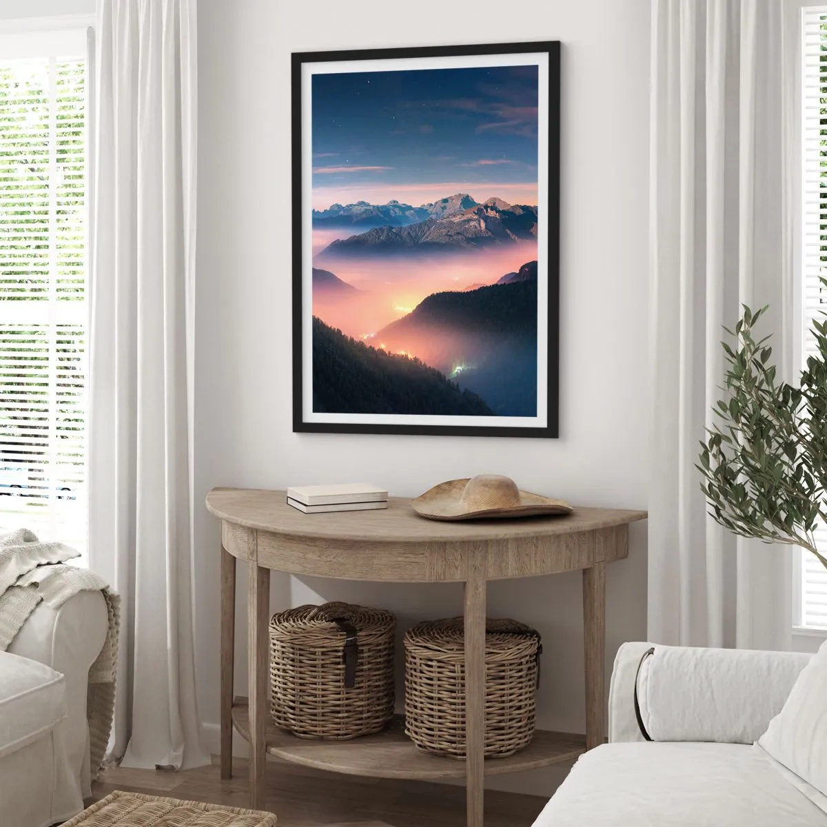 Pôster com moldura preta - Uma vista mágica dos vales das montanhas iluminados pela luz noturna - 50x70cm - Luz nos vales - Decoração de parede moderna para a sala de estar e quarto ARTTOR