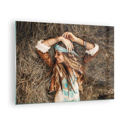 Quadro em vidro - Mulher estilo boho deitada no feno sorrindo - 70x50cm - A caminho do verão do amor - Decoração de parede moderna para a sala de estar e quarto ARTTOR