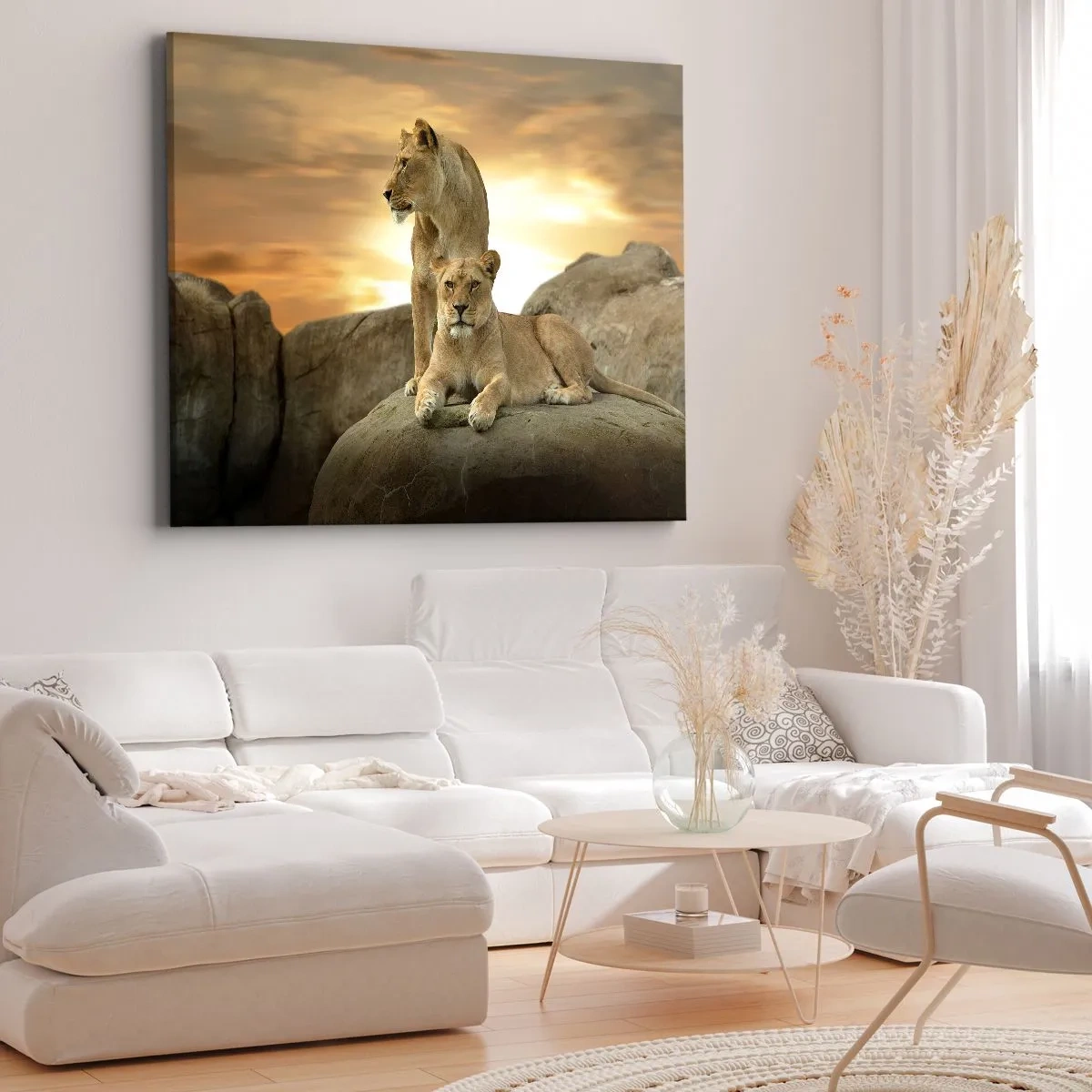 Quadro em tela - Duas leoas descansando em uma rocha durante o pôr do sol - 70x50cm - Majestade real - Decoração de parede moderna para a sala de estar e quarto ARTTOR