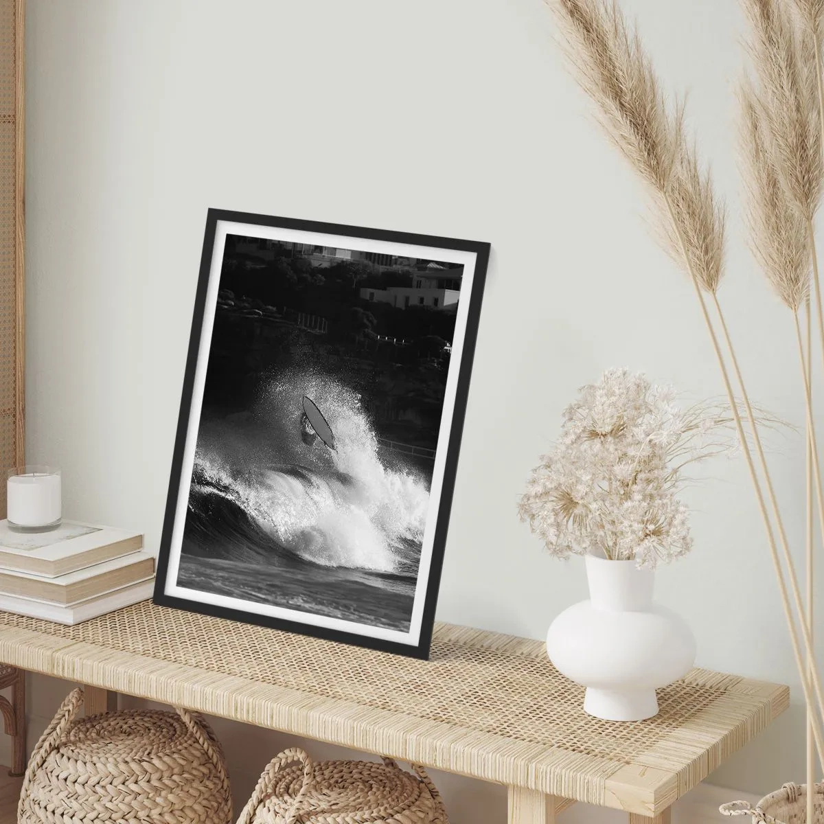Pôster com moldura preta - Surfista preto e branco em ação em ondas fortes - 50x70cm - Desafio aceito! - Decoração de parede moderna para a sala de estar e quarto ARTTOR