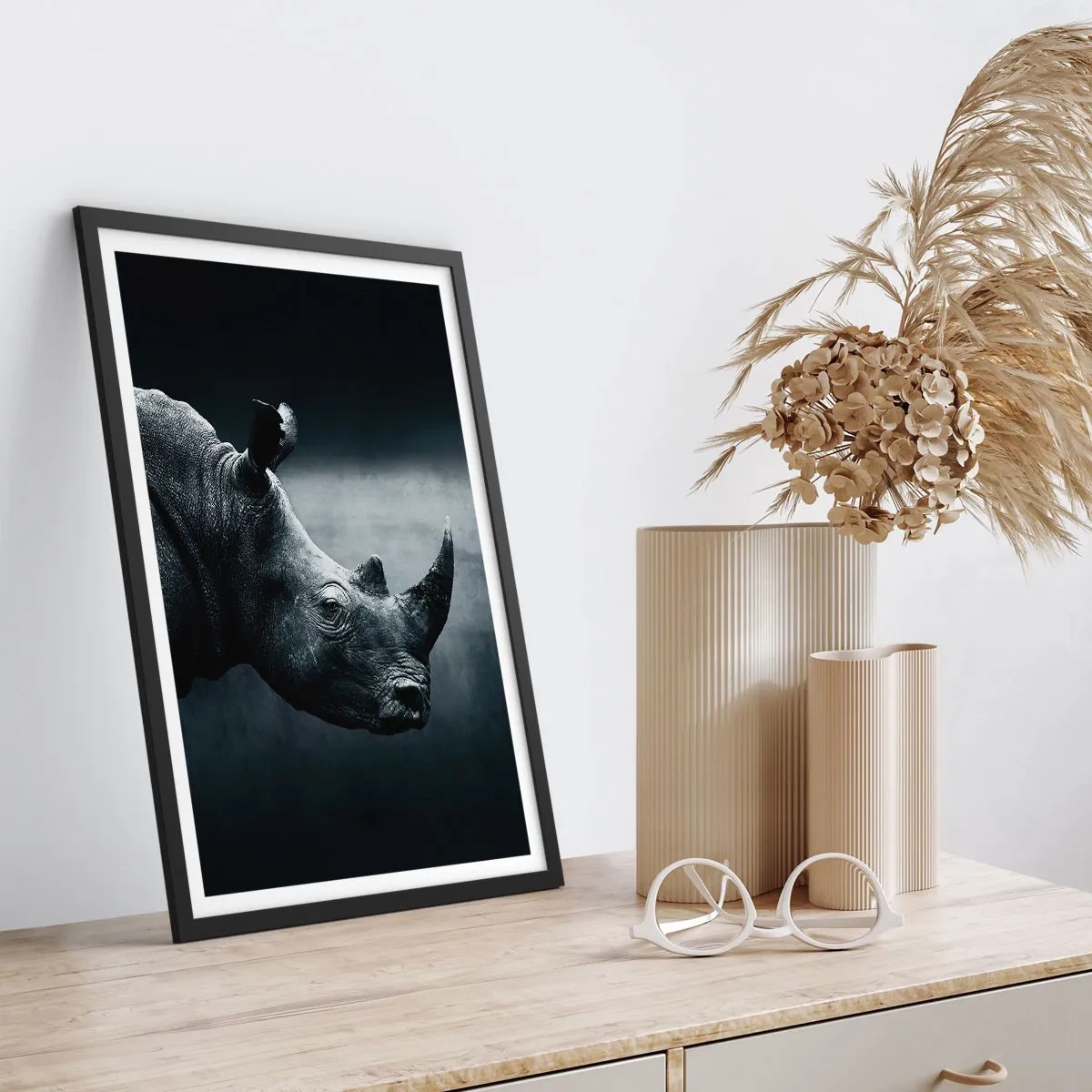 Pôster com moldura preta - Retrato em preto e branco de um rinoceronte contra um fundo escuro - 50x70cm - Perfil direito - Decoração de parede moderna para a sala de estar e quarto ARTTOR