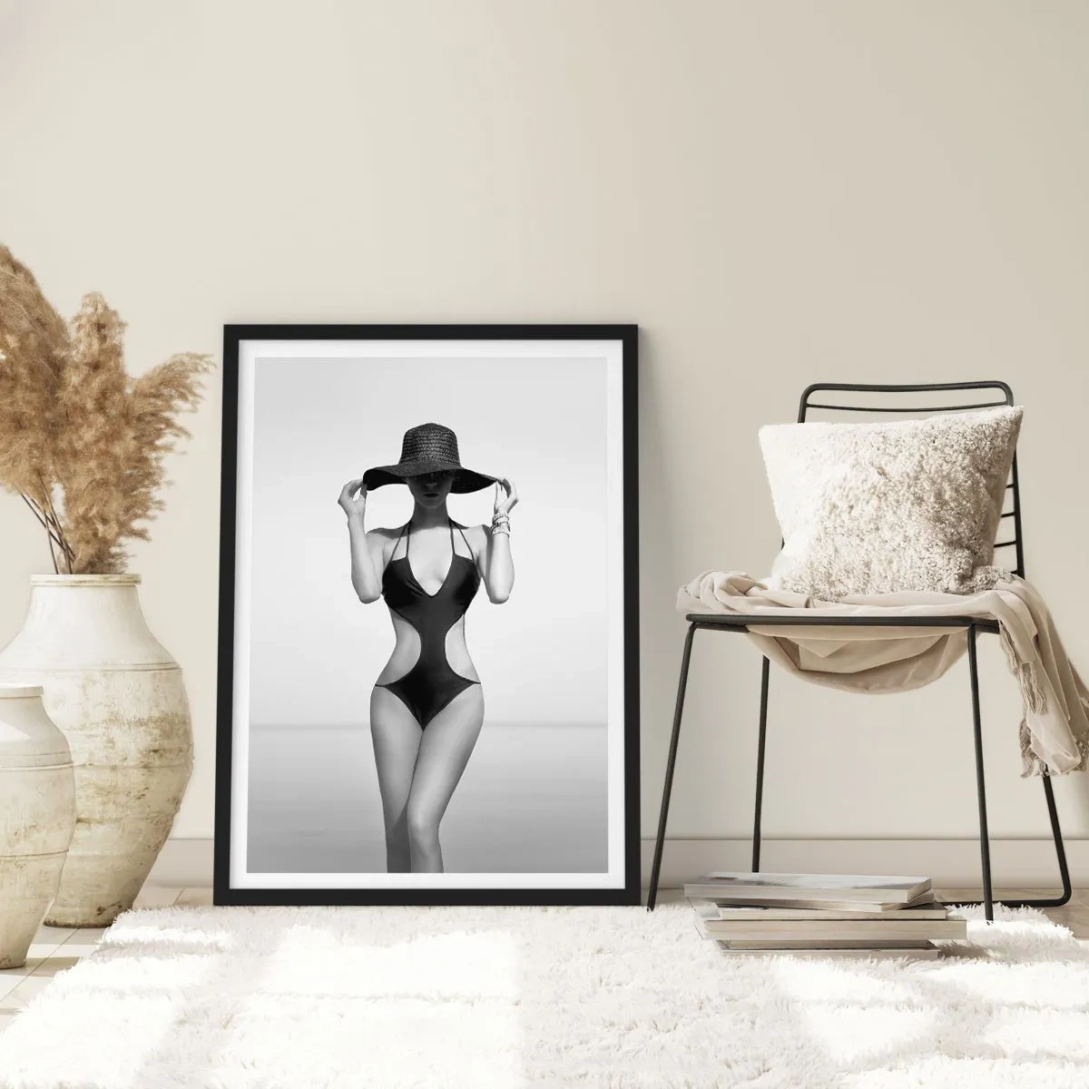 Pôster com moldura preta - Fotografia em preto e branco de uma mulher de chapéu e maiô - 50x70cm - Meu nome é: Elegância - Decoração de parede moderna para a sala de estar e quarto ARTTOR