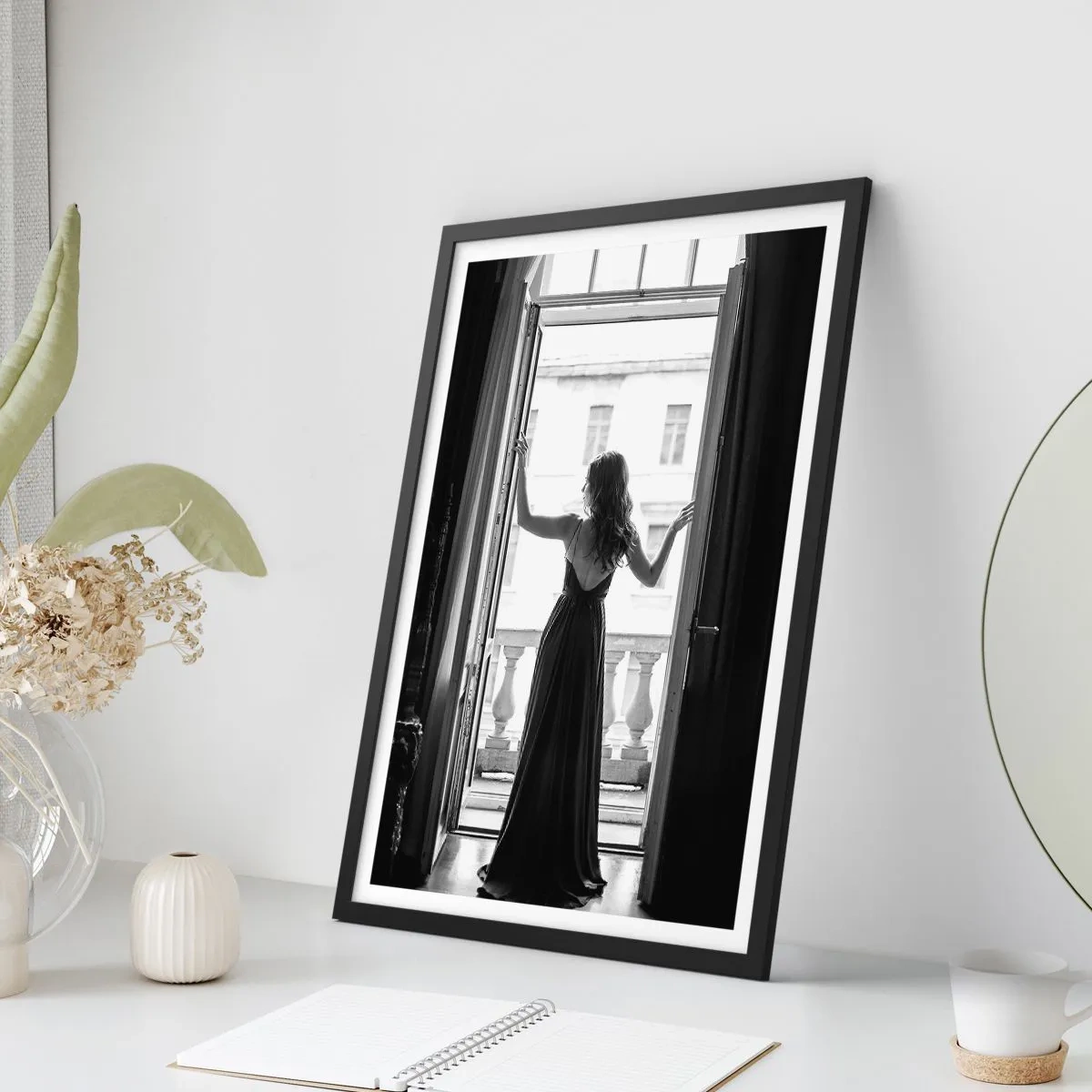 Pôster com moldura preta - Uma mulher com um vestido longo em pé em uma varanda aberta - 50x70cm - Em grande estilo - Decoração de parede moderna para a sala de estar e quarto ARTTOR