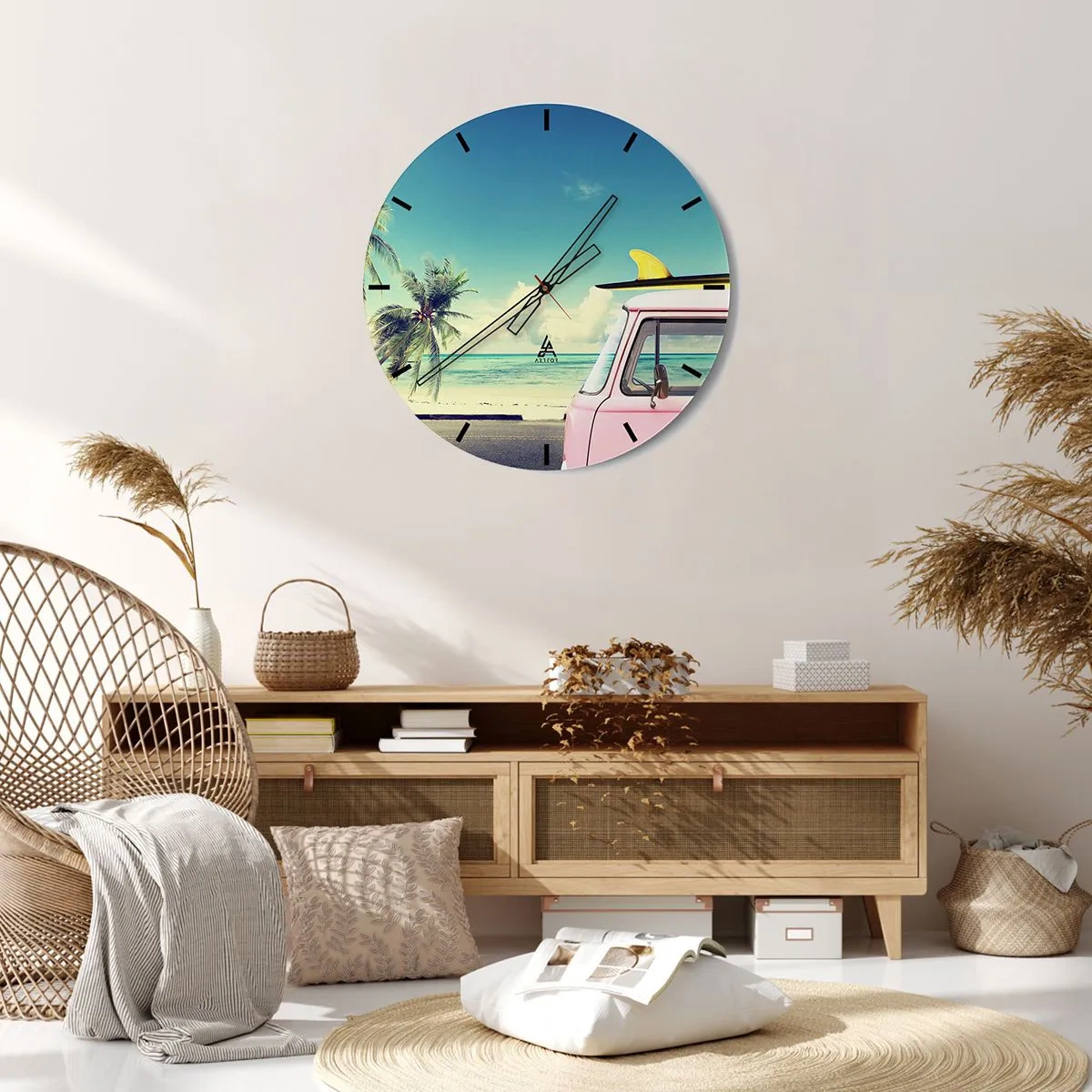 Relógio de parede - Relógio em vidro - Van rosa com prancha de surfe na praia - 30x30cm - Está na hora das férias - Decoração de parede moderna para a sala de estar, cozinha e quarto ARTTOR