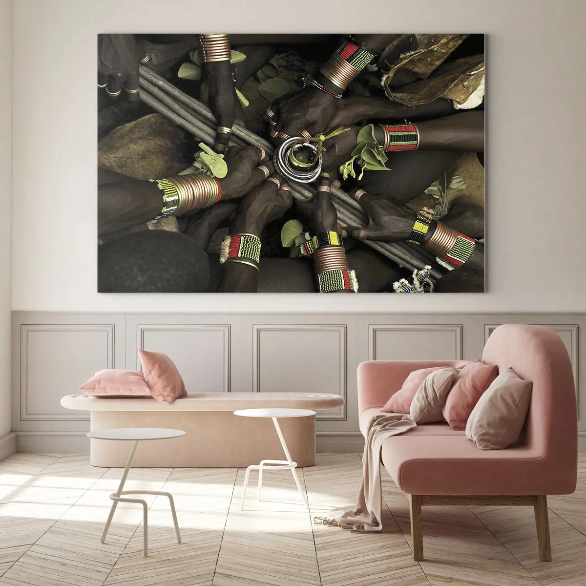 Quadro em vidro - Mãos com pulseiras segurando um recipiente em um gesto ritual - 70x50cm - Estamos juntos - Decoração de parede moderna para a sala de estar e quarto ARTTOR