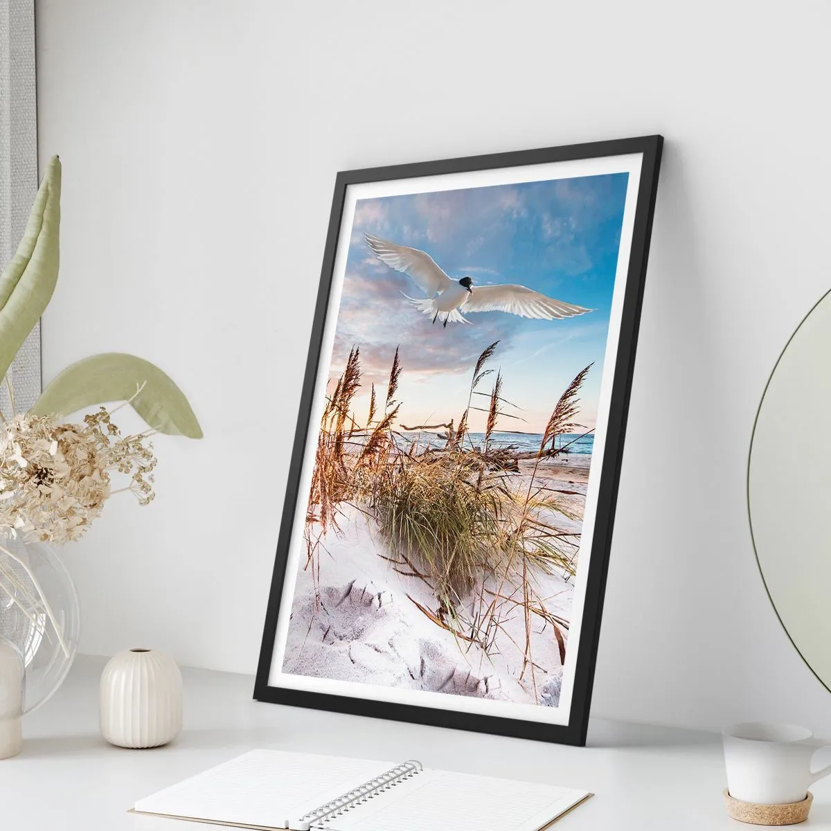 Pôster com moldura preta - Um pássaro voando sobre as dunas e o mar ao pôr do sol - 50x70cm - Vento do mar - Decoração de parede moderna para a sala de estar e quarto ARTTOR