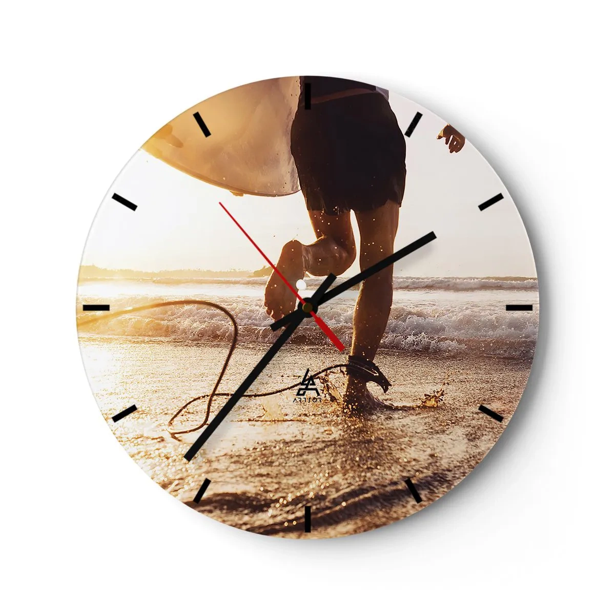 Relógio de parede - Relógio em vidro - Um surfista corre pela praia com sua prancha ao pôr do sol. - 30x30cm - Encontro das ondas - Decoração de parede moderna para a sala de estar, cozinha e quarto ARTTOR