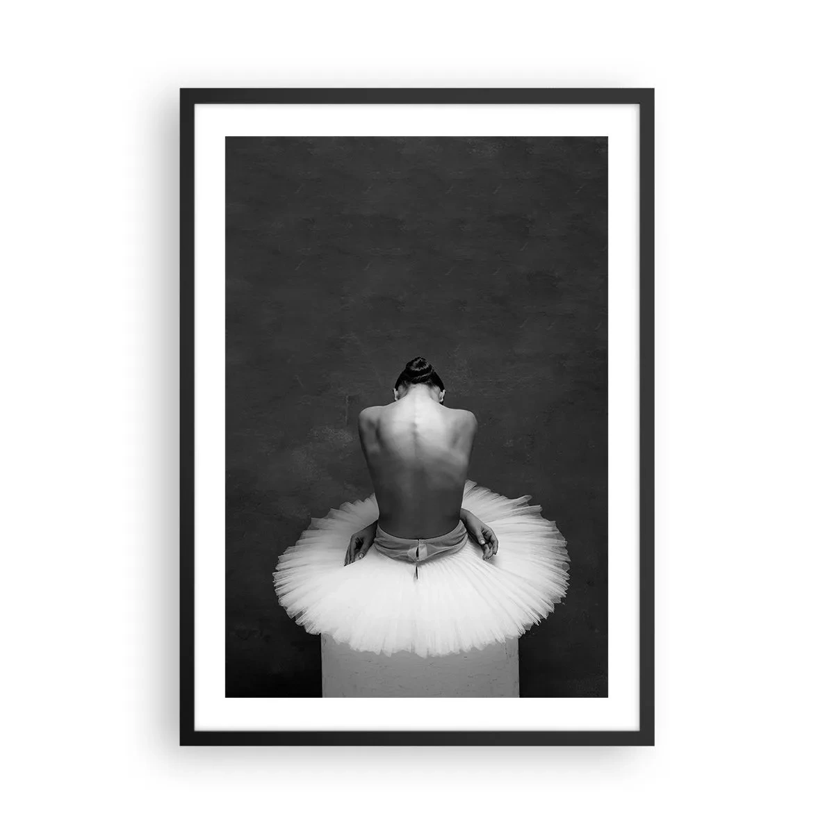 Pôster com moldura preta - Retrato em preto e branco de uma bailarina sentada em uma plataforma - 50x70cm - Está a florescer - Decoração de parede moderna para a sala de estar e quarto ARTTOR